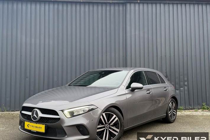 Grå Mercedes A200 d fra 2022 set udefra