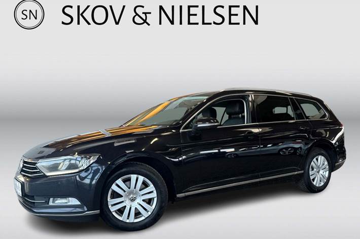 Sort VW Passat fra 2015 set udefra