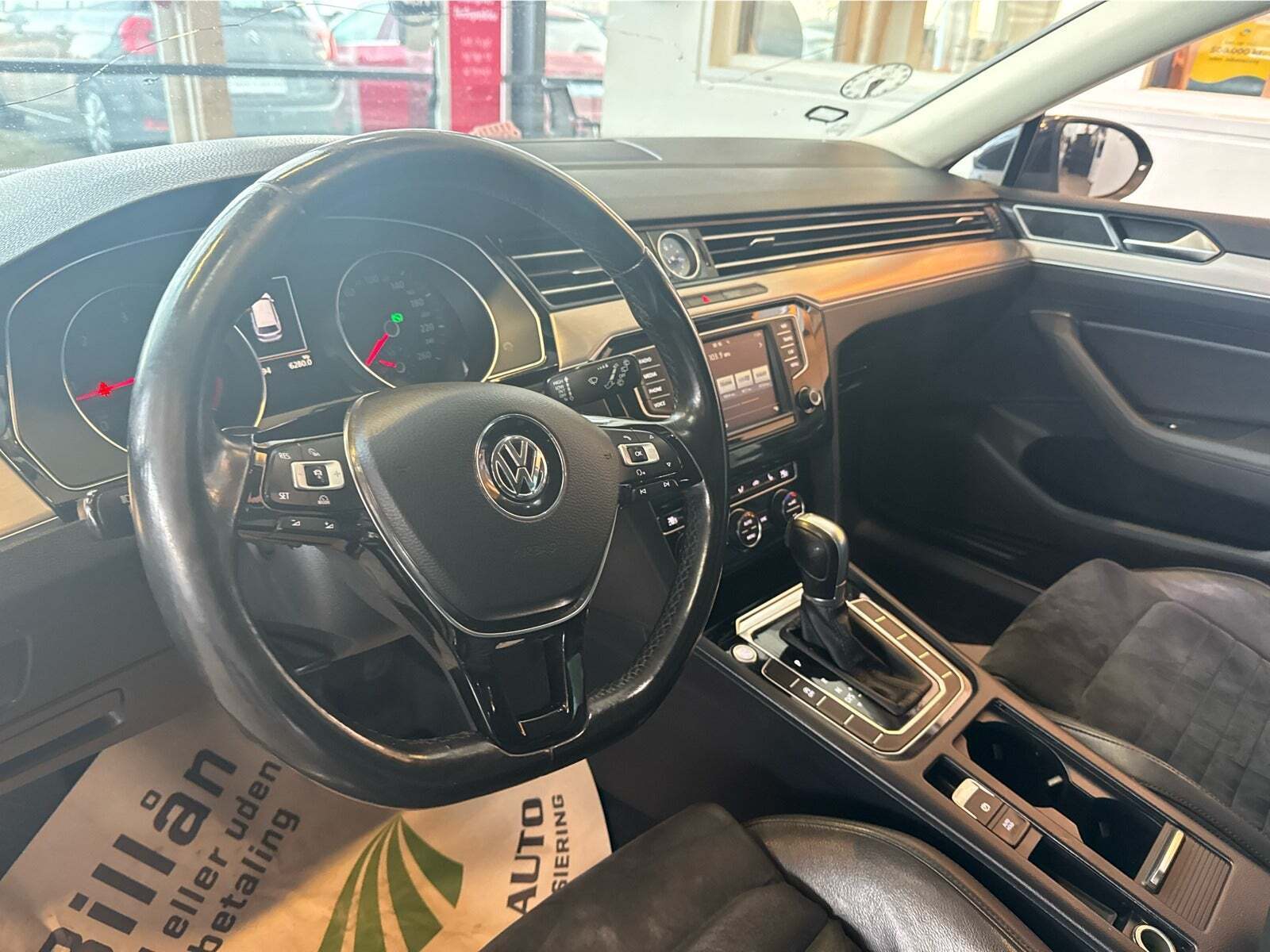 Sort VW Passat fra 2015
