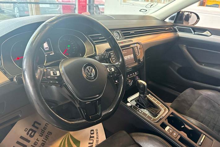 Sort VW Passat fra 2015