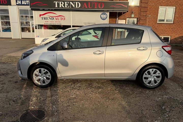 Sølv Toyota Yaris fra 2018