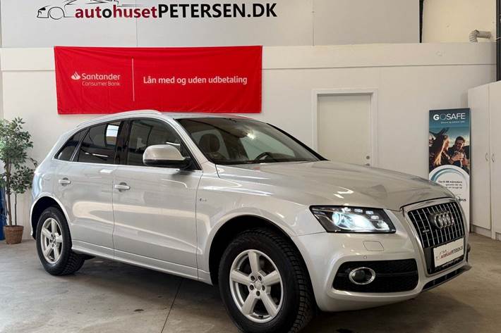 Sølv Audi Q5 fra 2011 set udefra