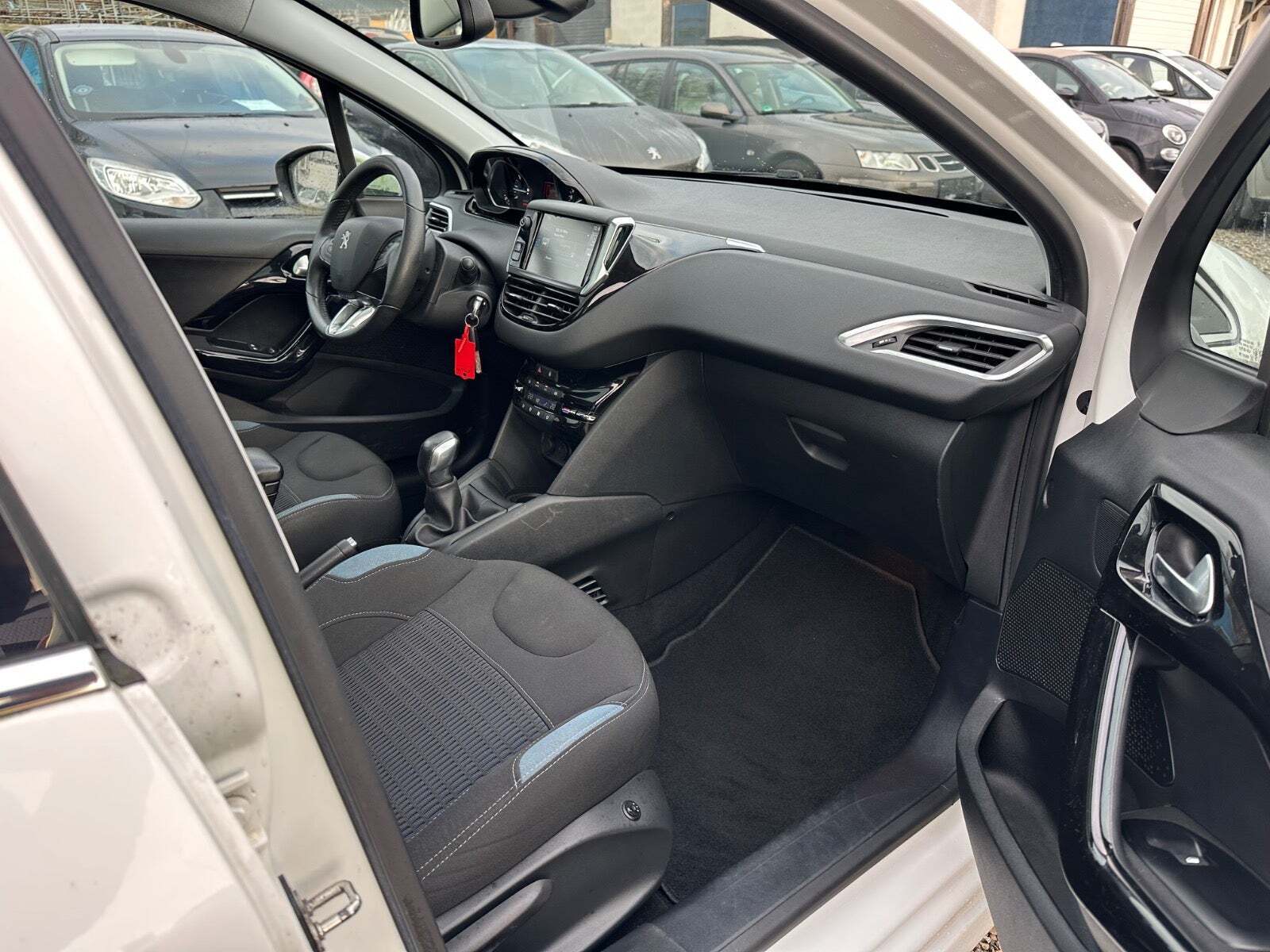 Peugeot 208 1,2 VTi Allure Sky