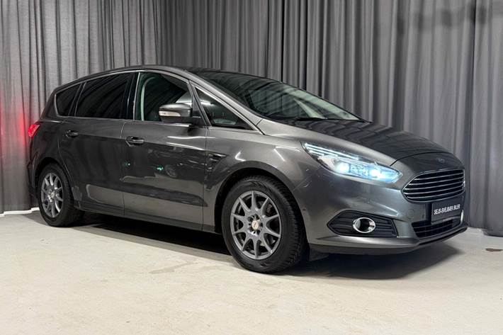 Grå Ford S-MAX fra 2016 set udefra