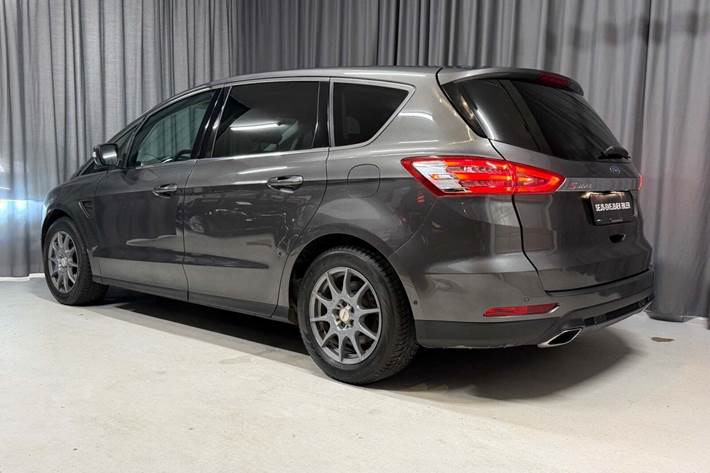 Grå Ford S-MAX fra 2016