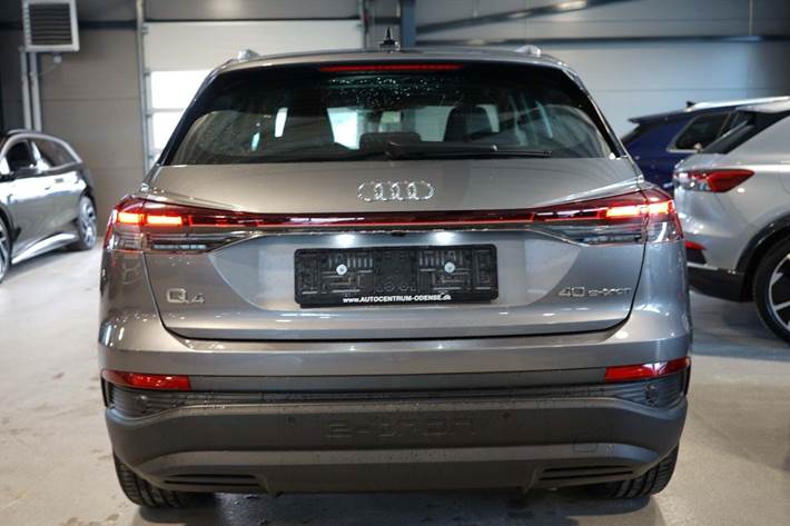 Grå Audi Q4 e-tron fra 2023