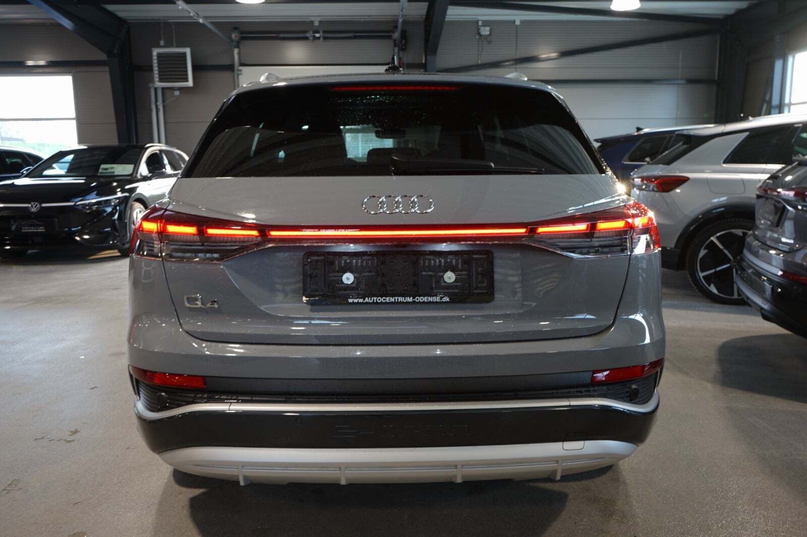 Grå Audi Q4 e-tron fra 2024