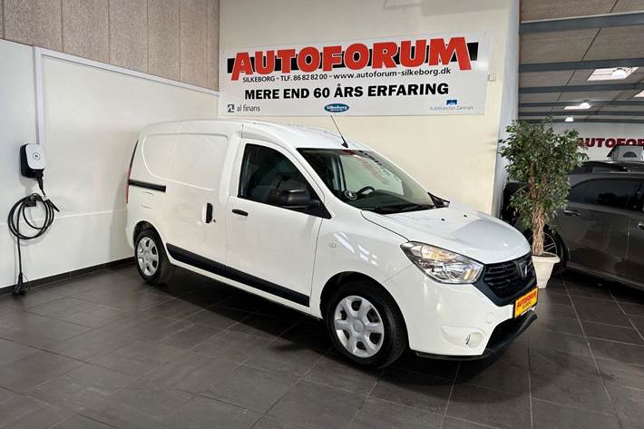 Hvid Dacia Dokker fra 2020 set udefra