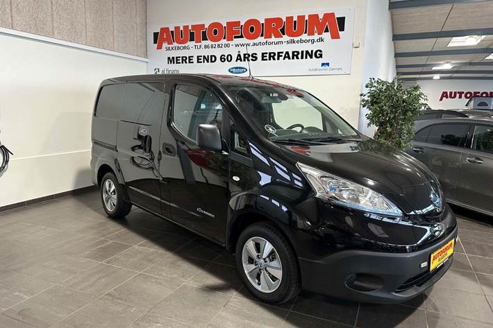 Sort Nissan e-NV200 fra 2022