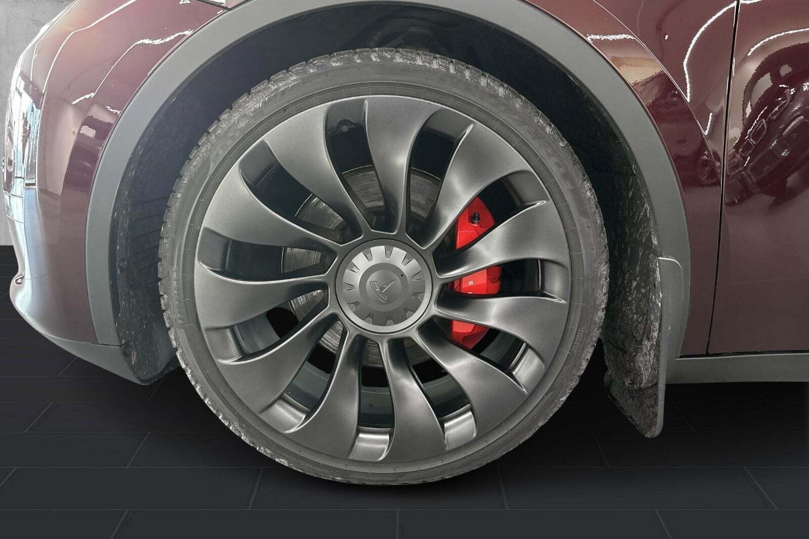 Rød Tesla Model Y fra 2023