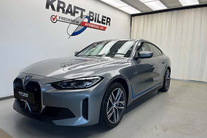 Grå BMW i4 fra 2022 set udefra