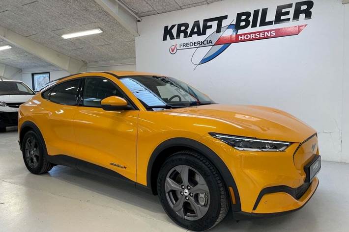 Gul Ford Mustang Mach-E fra 2023 set udefra