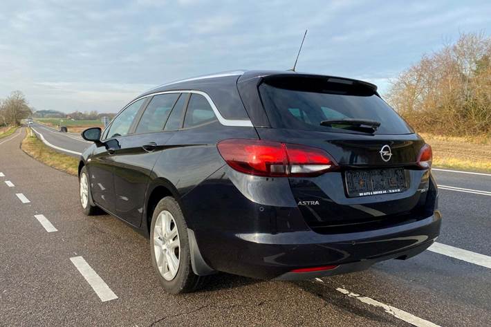 Blå Opel Astra fra 2018