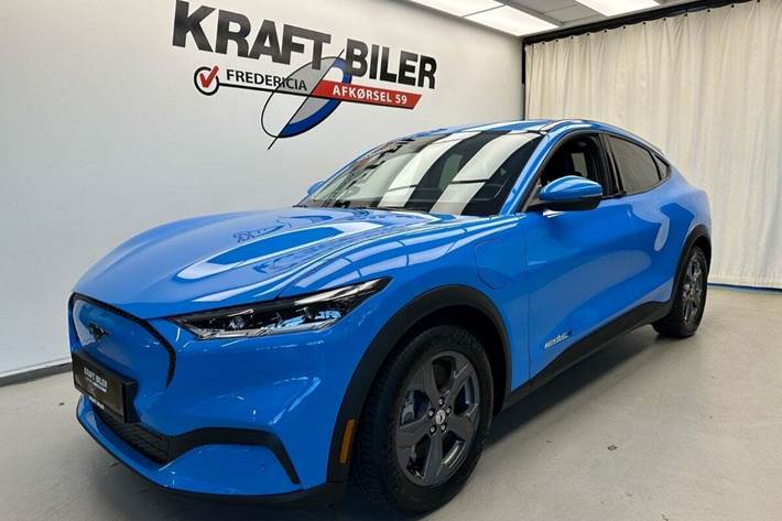 Blå Ford Mustang Mach-E fra 2023 set udefra