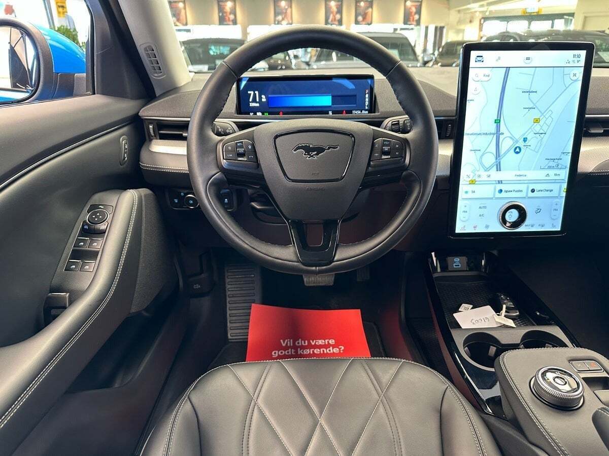 Blå Ford Mustang Mach-E fra 2023