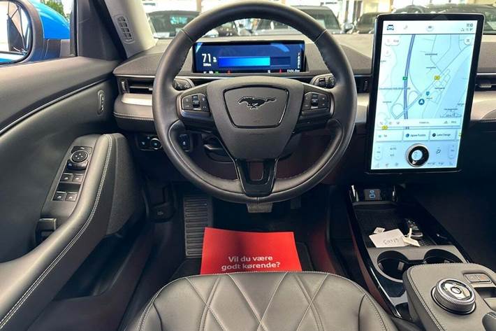 Blå Ford Mustang Mach-E fra 2023
