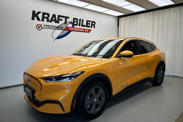 Gul Ford Mustang Mach-E fra 2023 set udefra