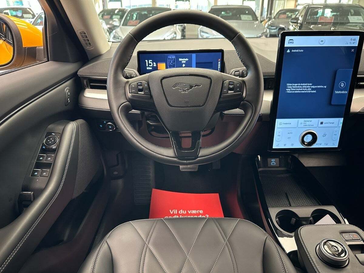 Gul Ford Mustang Mach-E fra 2023