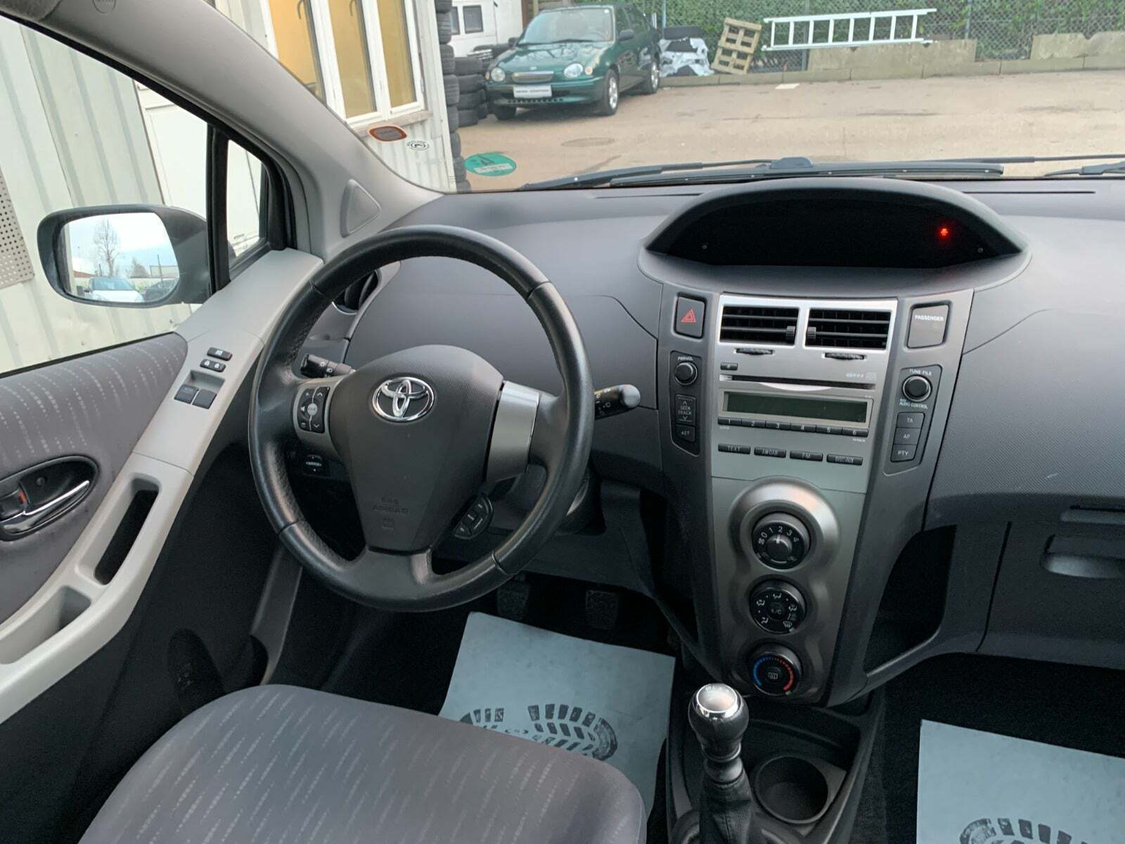 Grå Toyota Yaris fra 2009