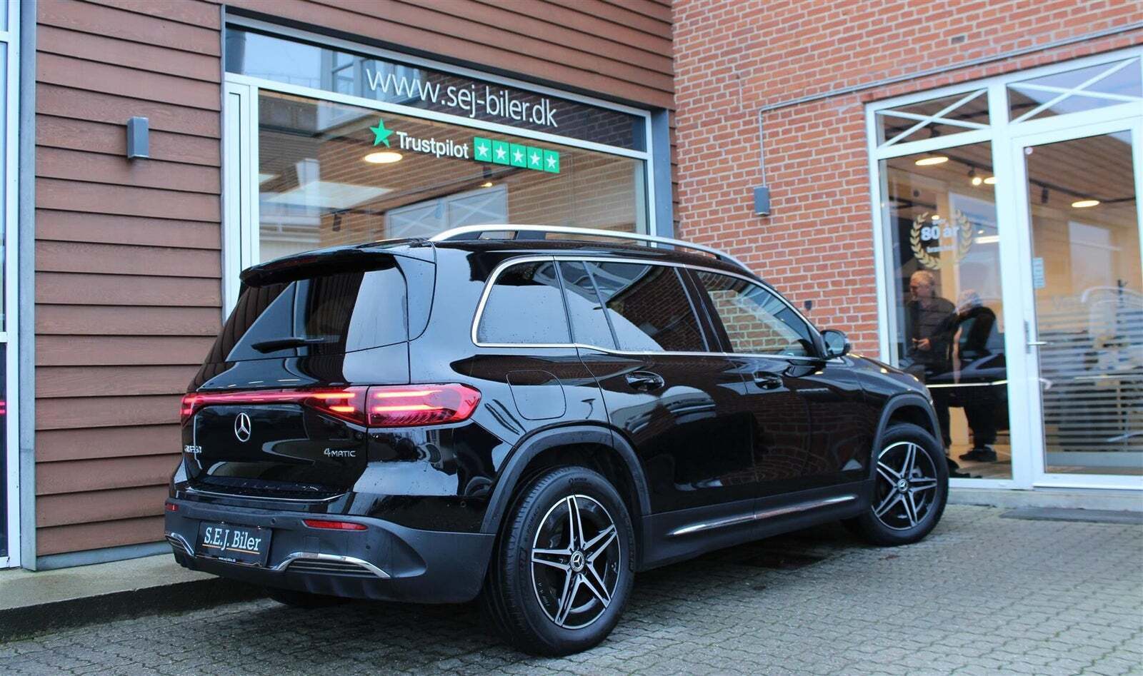 Sort Mercedes EQB350 fra 2024