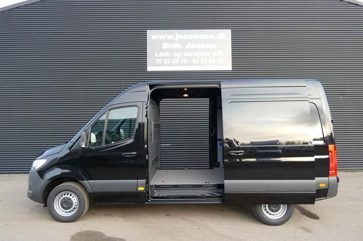 Sort Mercedes Sprinter 317 fra 2025