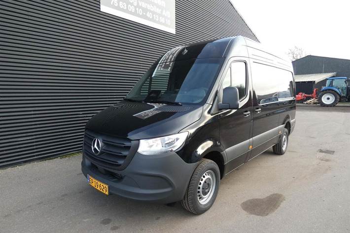 Sort Mercedes Sprinter 317 fra 2025