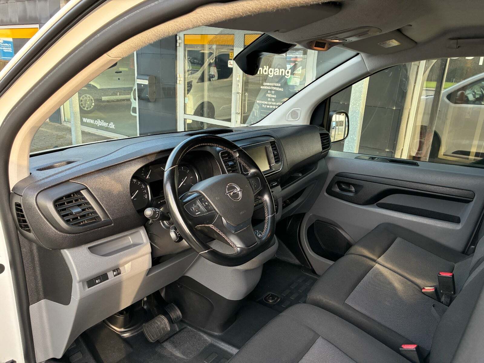 Hvid Opel Vivaro fra 2022