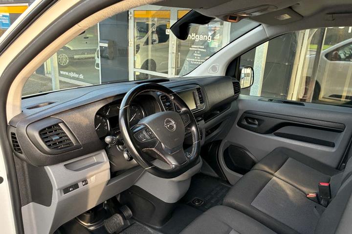 Hvid Opel Vivaro fra 2022
