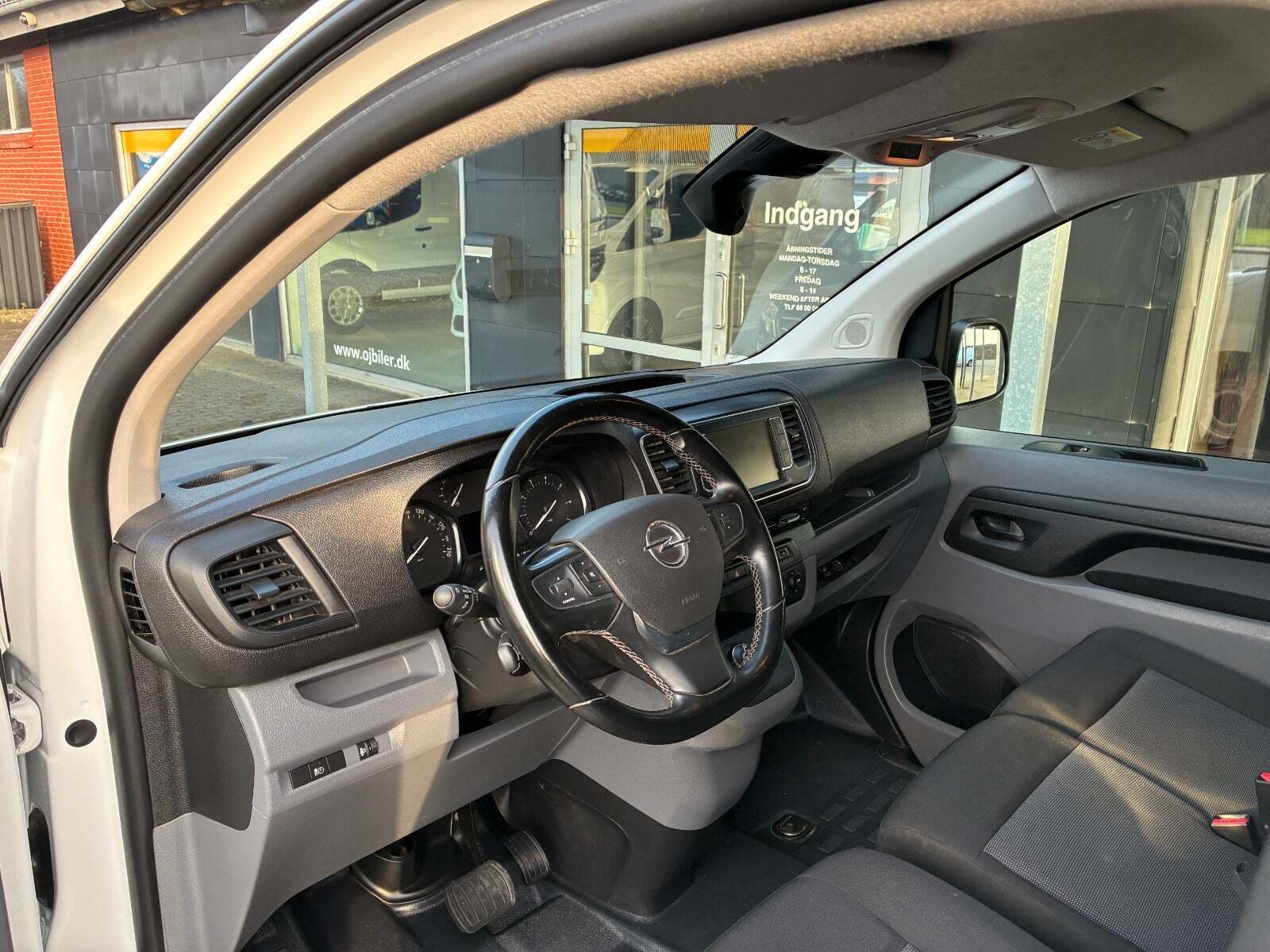 Hvid Opel Vivaro fra 2022
