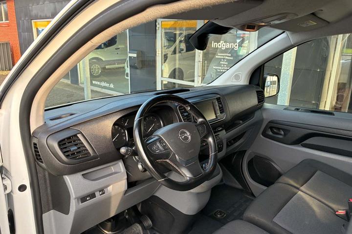 Hvid Opel Vivaro fra 2022