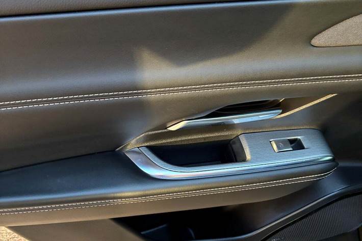 Sort Mazda 6e fra 2025