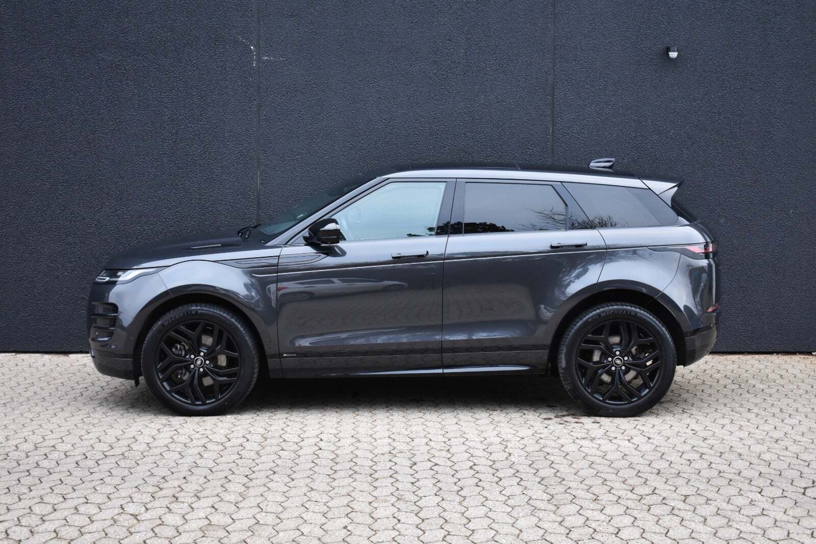 Grå Land Rover Range Rover evoque fra 2022
