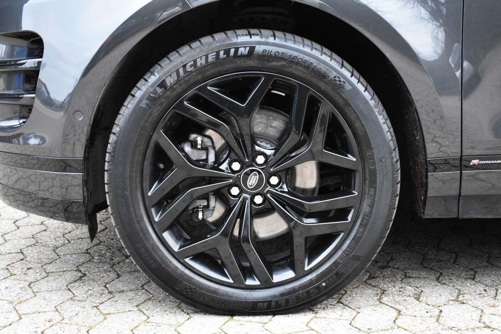 Grå Land Rover Range Rover evoque fra 2022 set udefra