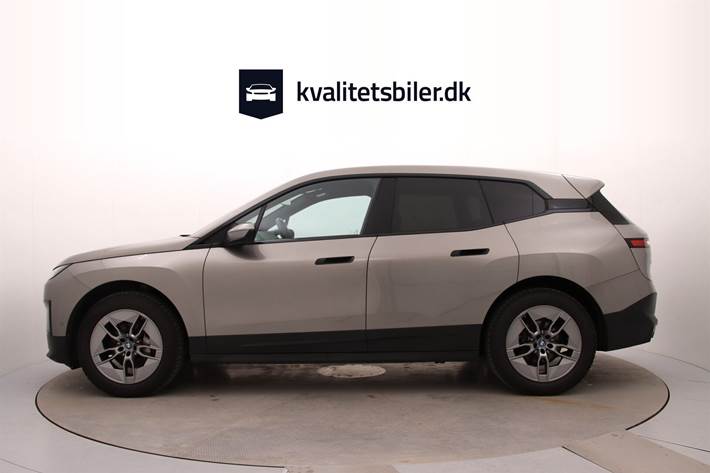 Grå BMW iX fra 2024