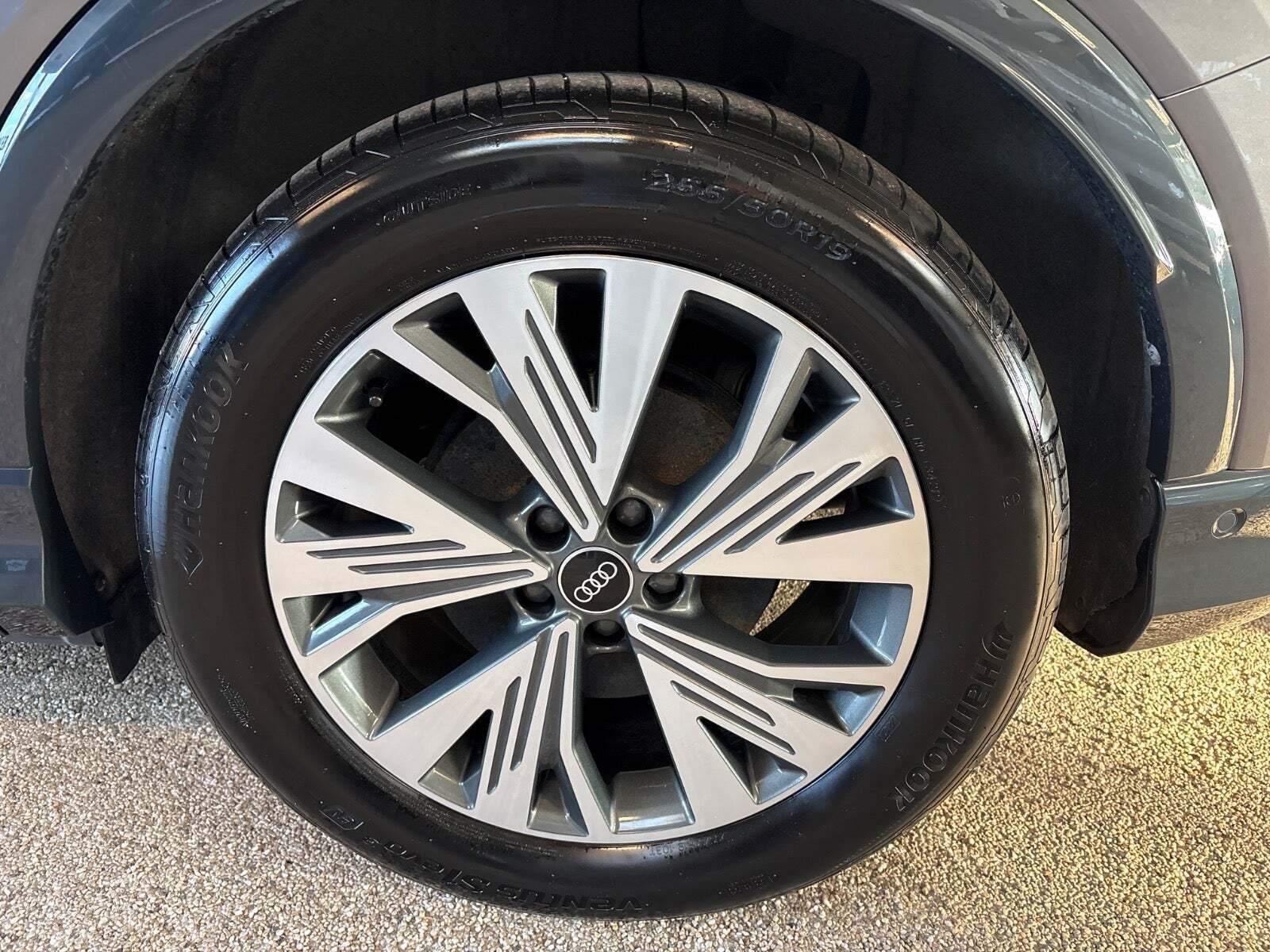 Grå Audi Q4 e-tron fra 2022