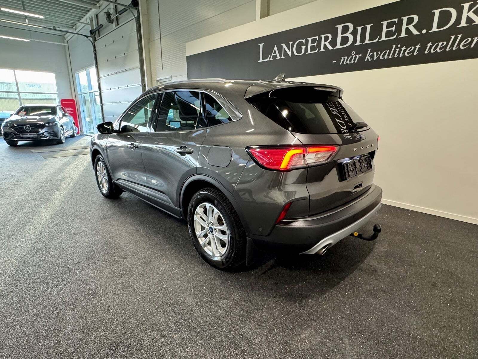 Grå Ford Kuga fra 2023