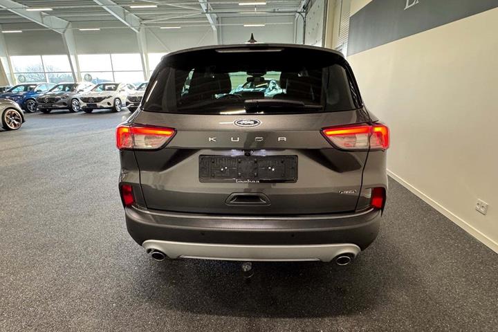 Grå Ford Kuga fra 2023