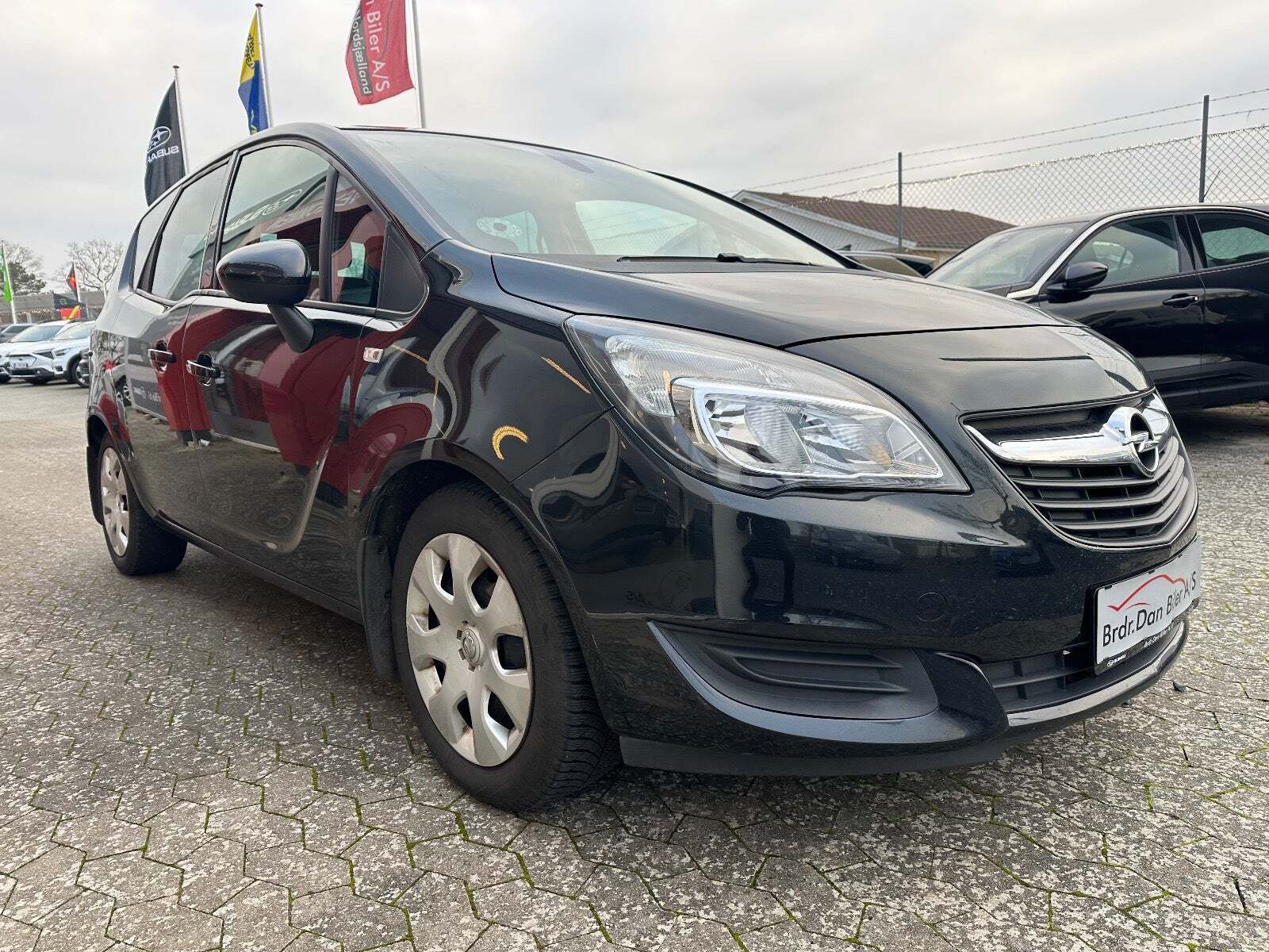 Sort Opel Meriva fra 2014