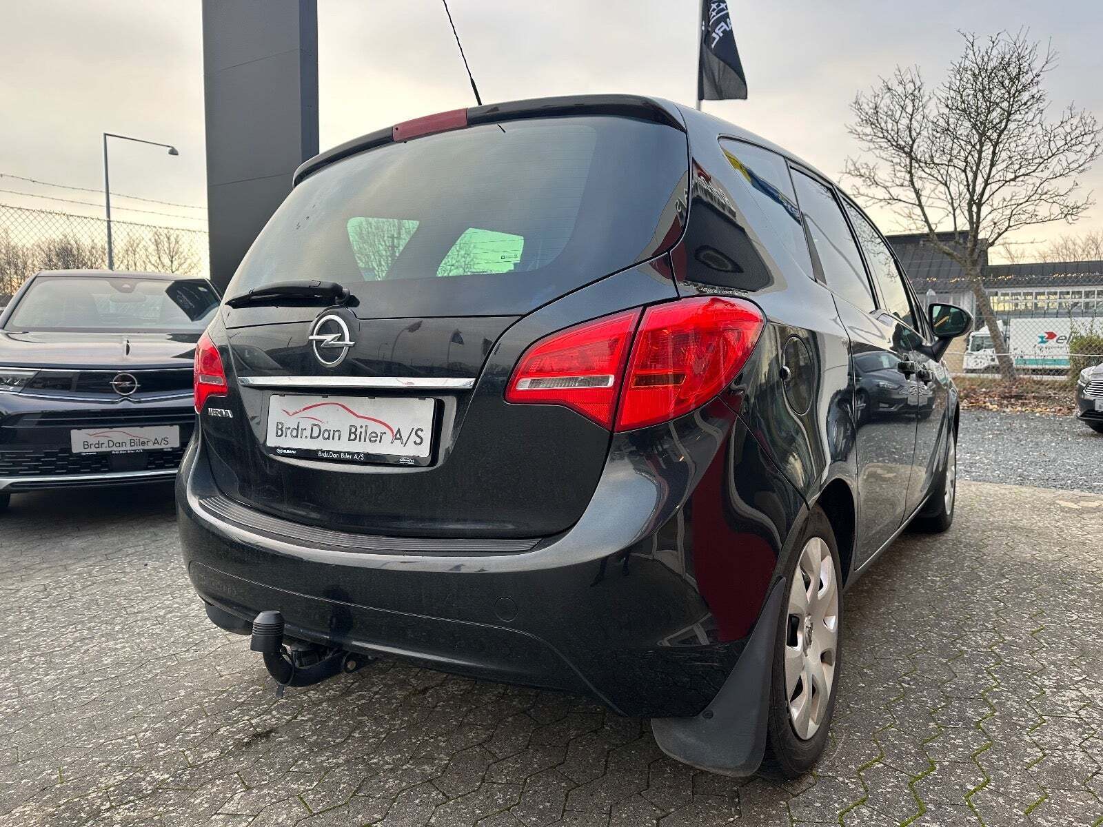 Sort Opel Meriva fra 2014