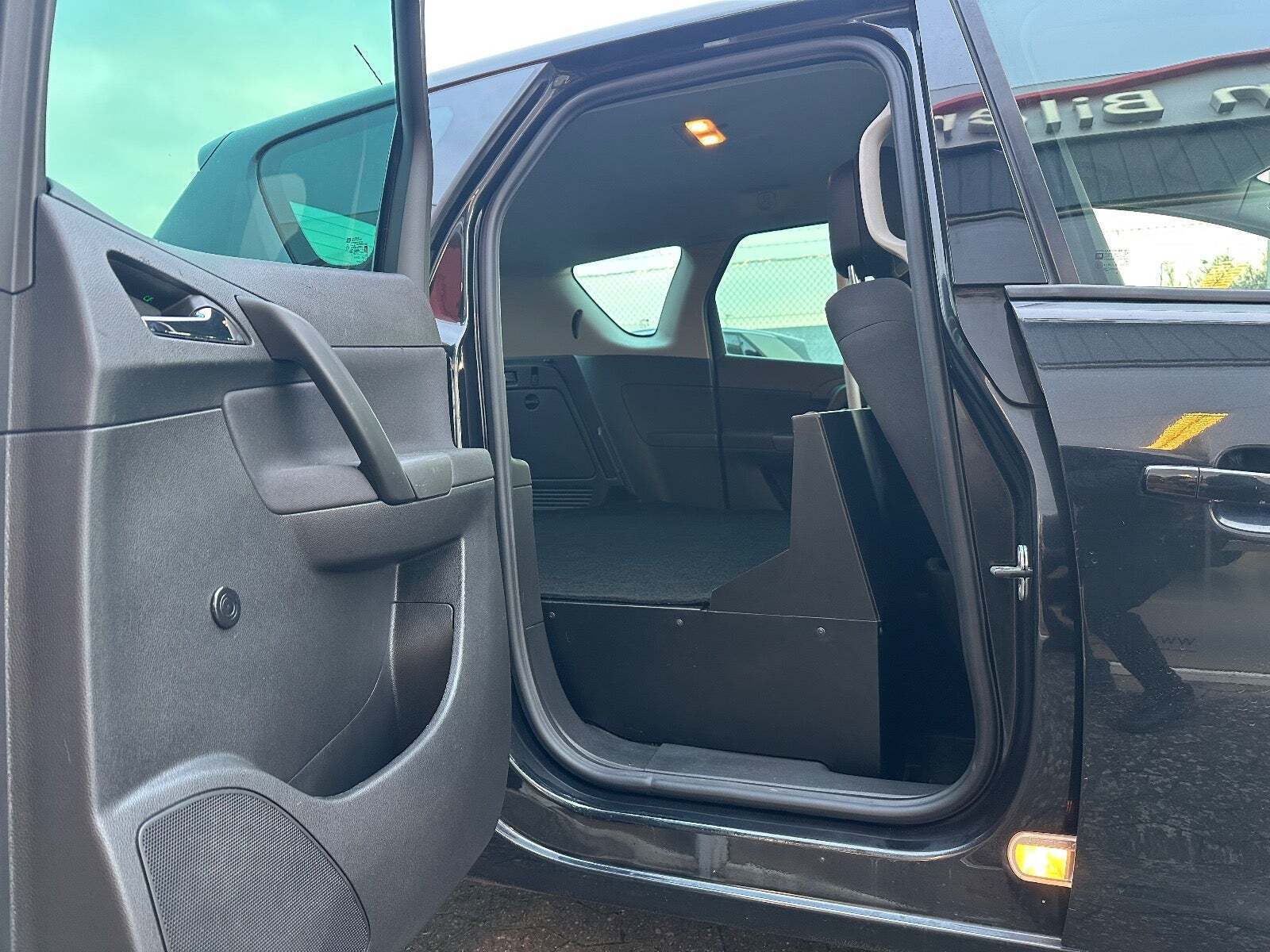 Sort Opel Meriva fra 2014