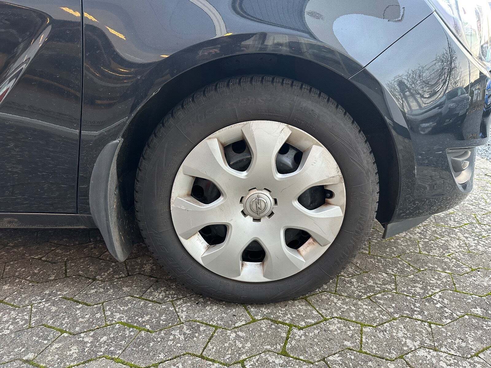 Sort Opel Meriva fra 2014