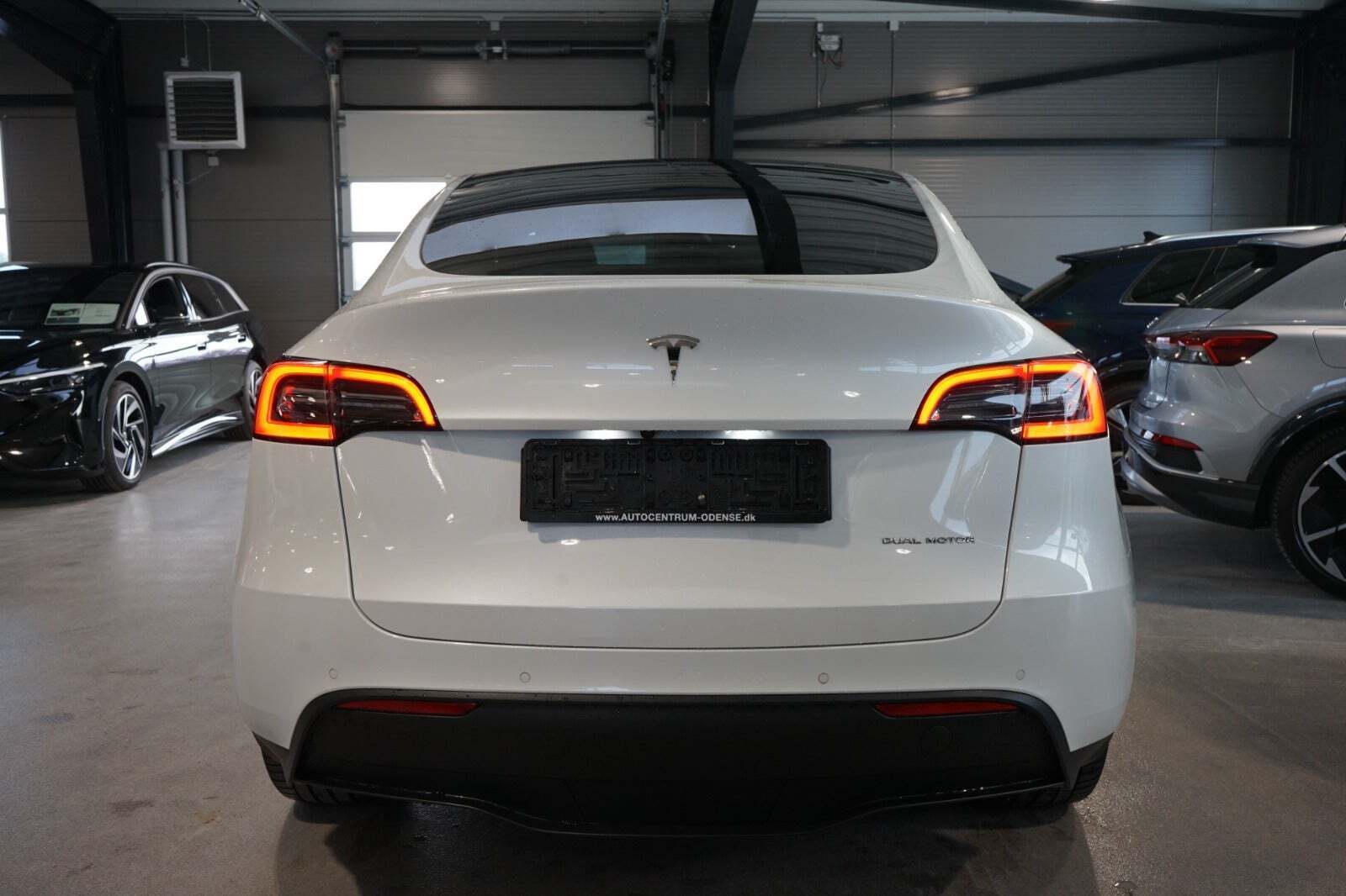 Hvid Tesla Model Y fra 2022