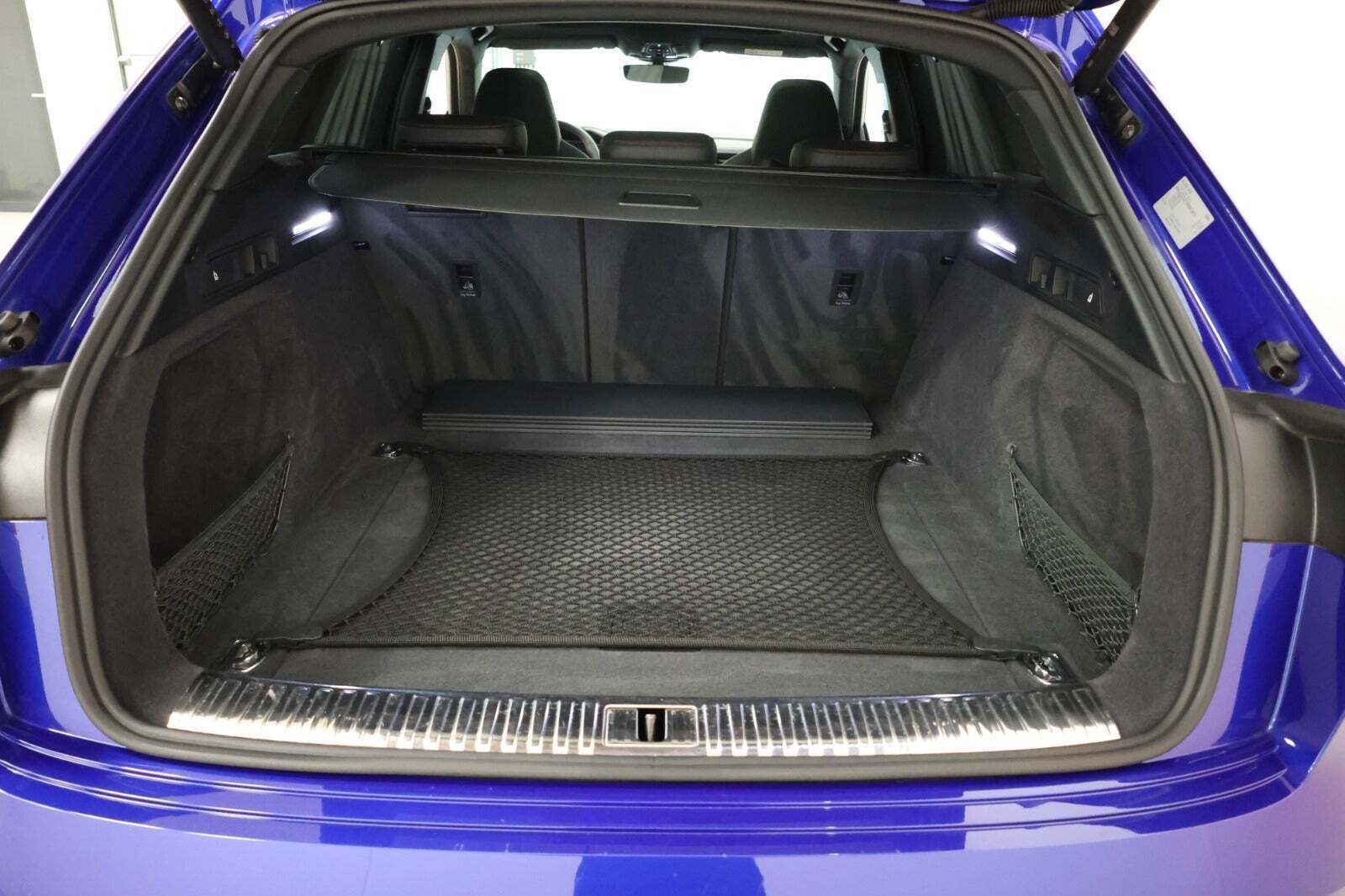 Blå Audi Q8 e-tron fra 2023