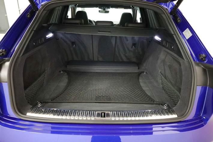 Blå Audi Q8 e-tron fra 2023