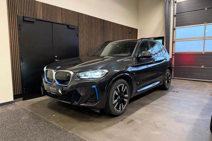 Grå BMW iX3 fra 2023