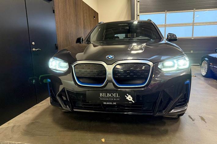 Grå BMW iX3 fra 2023