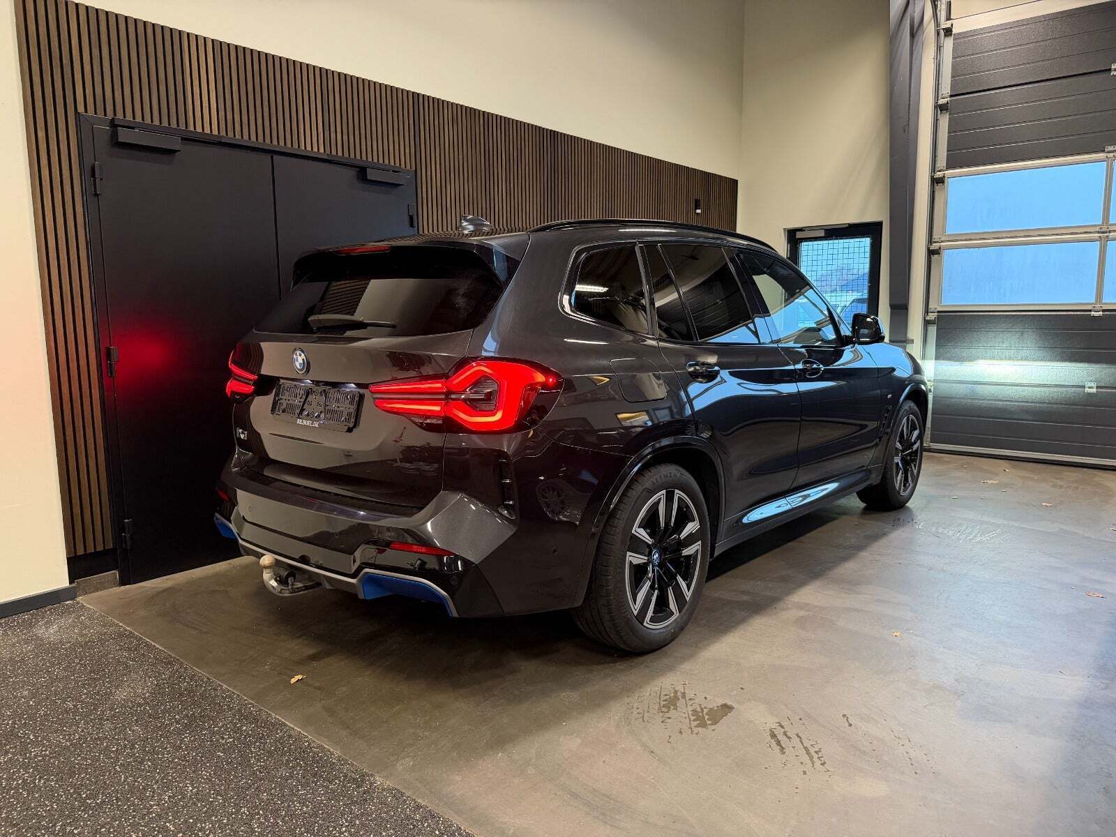 Grå BMW iX3 fra 2023