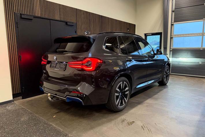 Grå BMW iX3 fra 2023