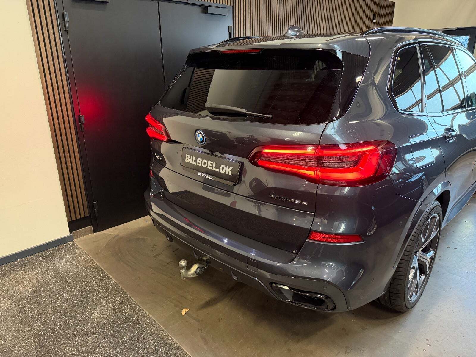 Grå BMW X5 fra 2022