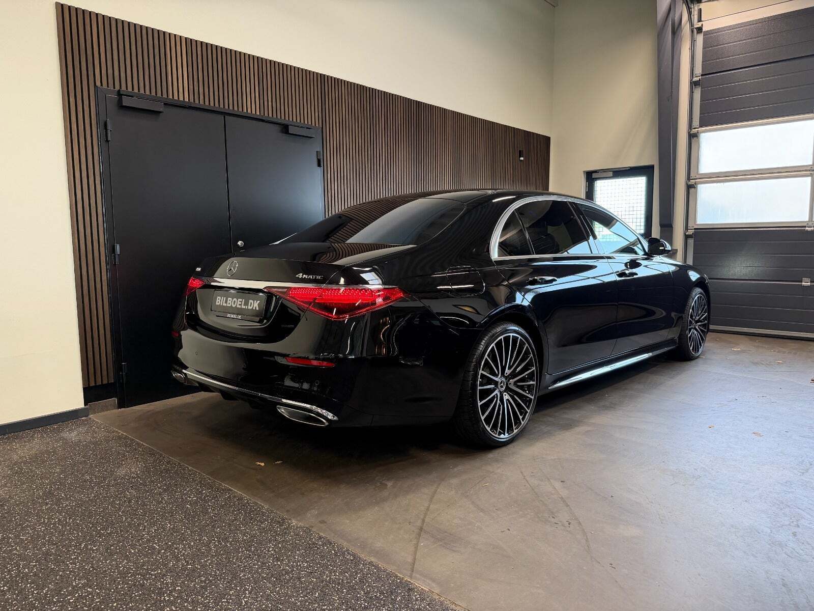 Sort Mercedes S580 fra 2023